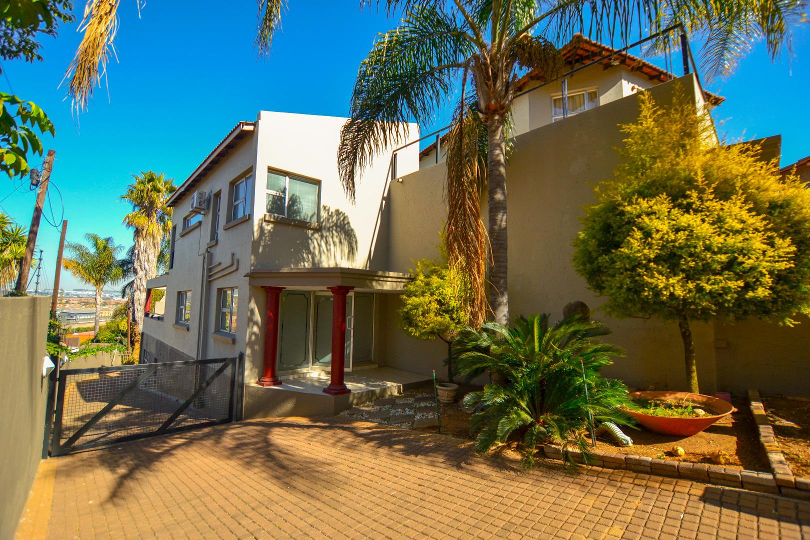 4 Bedroom House + Cottage/Flat for Sale - Gauteng