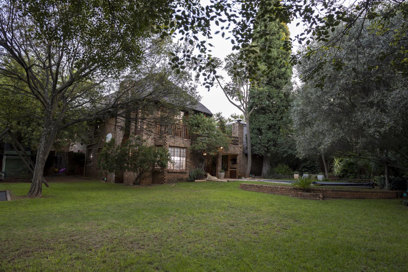 9 Bedroom House + Cottage/Flat for Sale - Gauteng