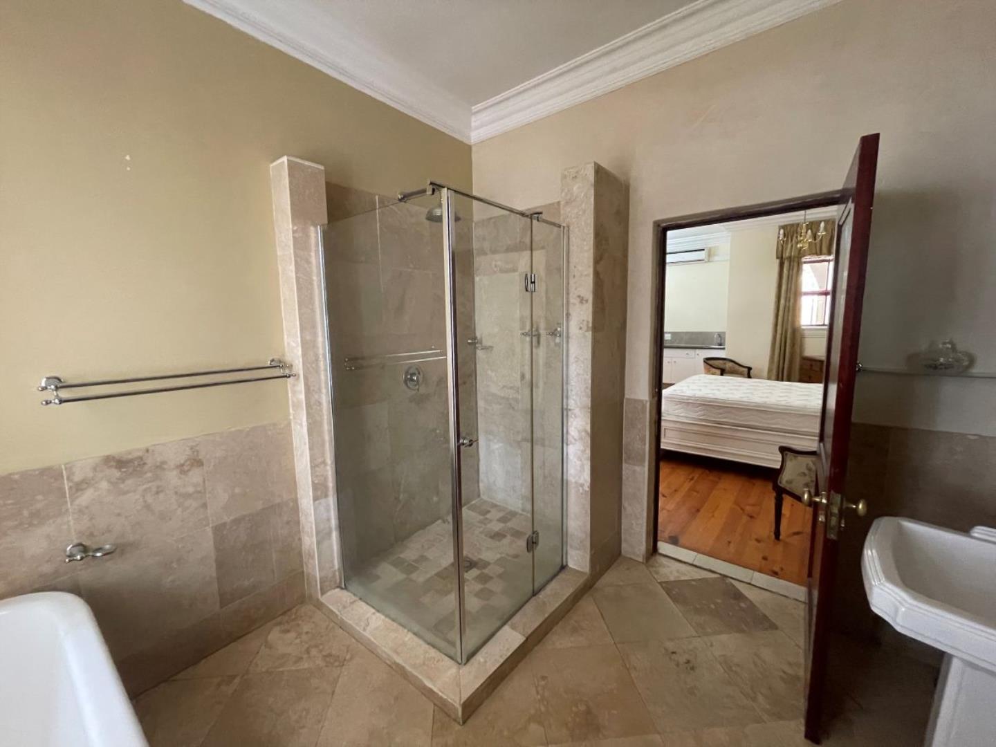 740313_Apartment_305_Bathroom_(2).jpg